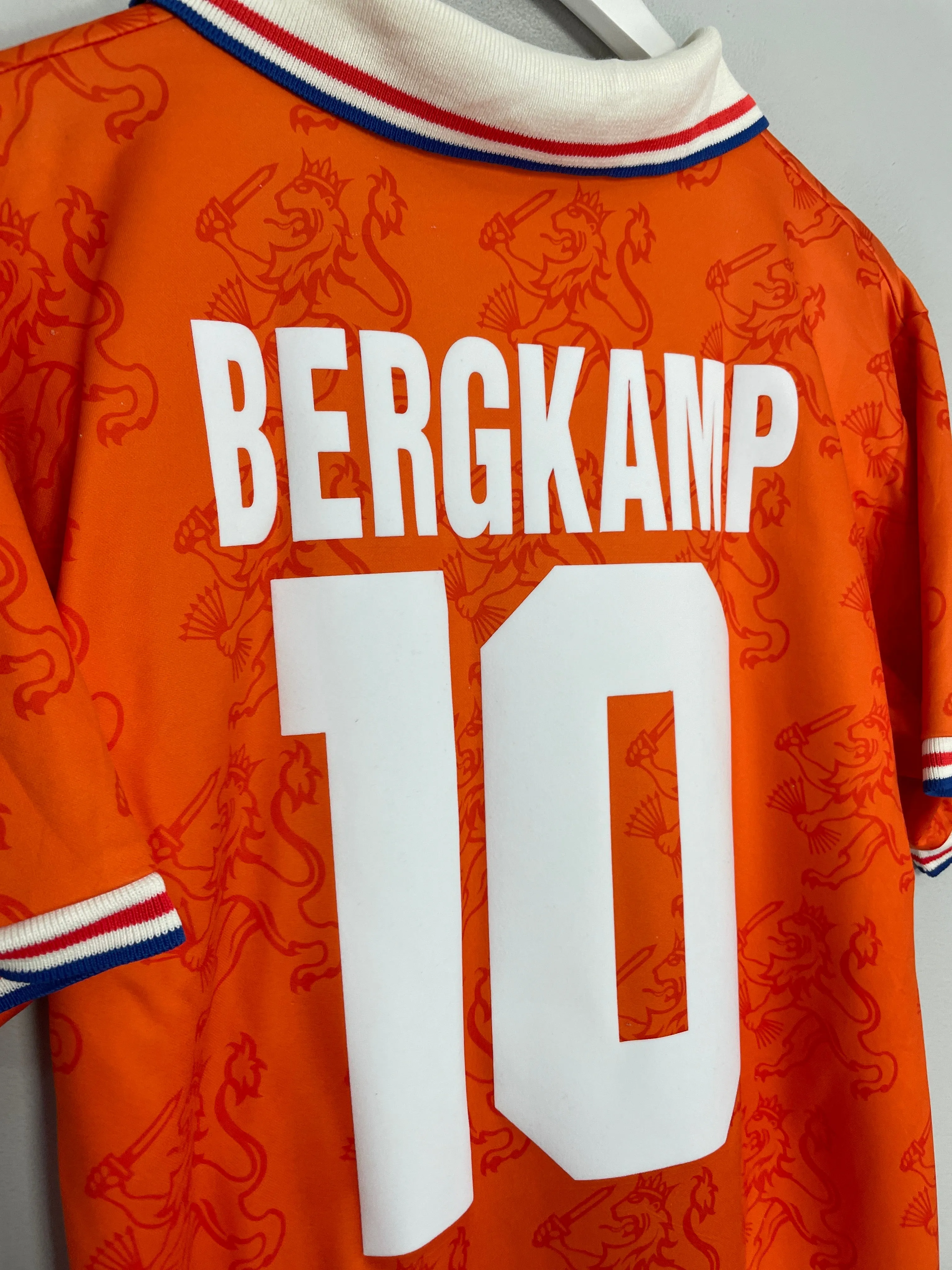 1994 NETHERLANDS BERGKAMP #10 HOME SHIRT (L) LOTTO