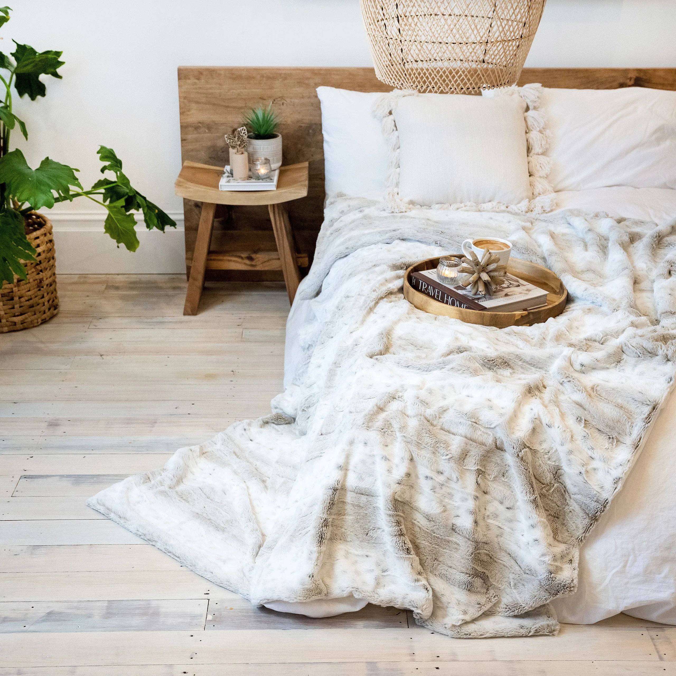 GORGEOUS WHITE AND CARAMEL FAUX FUR THROW BLANKET  | Elegant Luxury Soft Throw Blanket Bed Throw | Large Faux Fur Blanket 55" x 70" | Marbled pattern