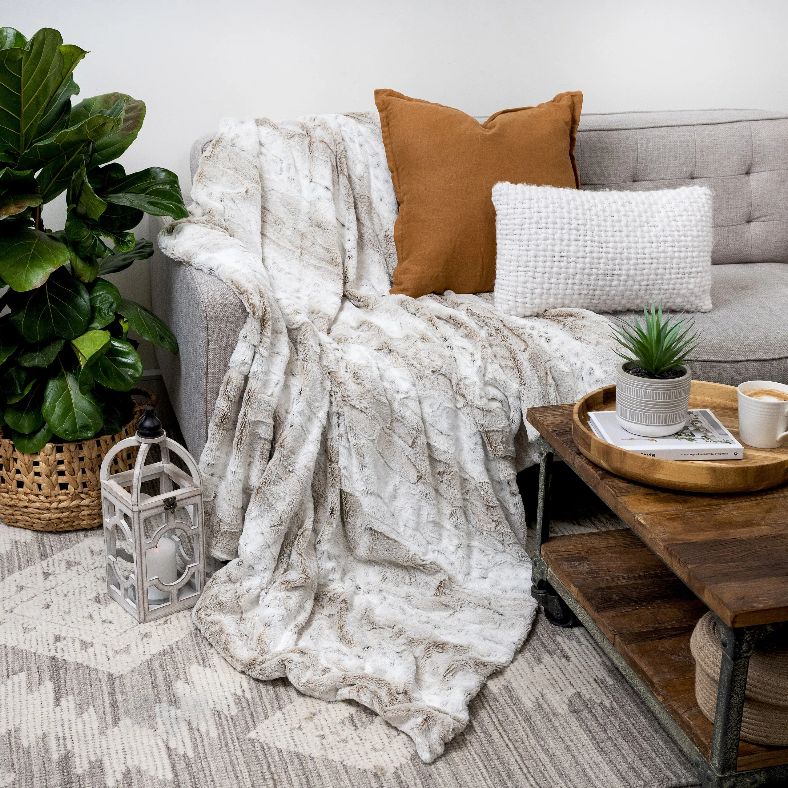 GORGEOUS WHITE AND CARAMEL FAUX FUR THROW BLANKET  | Elegant Luxury Soft Throw Blanket Bed Throw | Large Faux Fur Blanket 55" x 70" | Marbled pattern