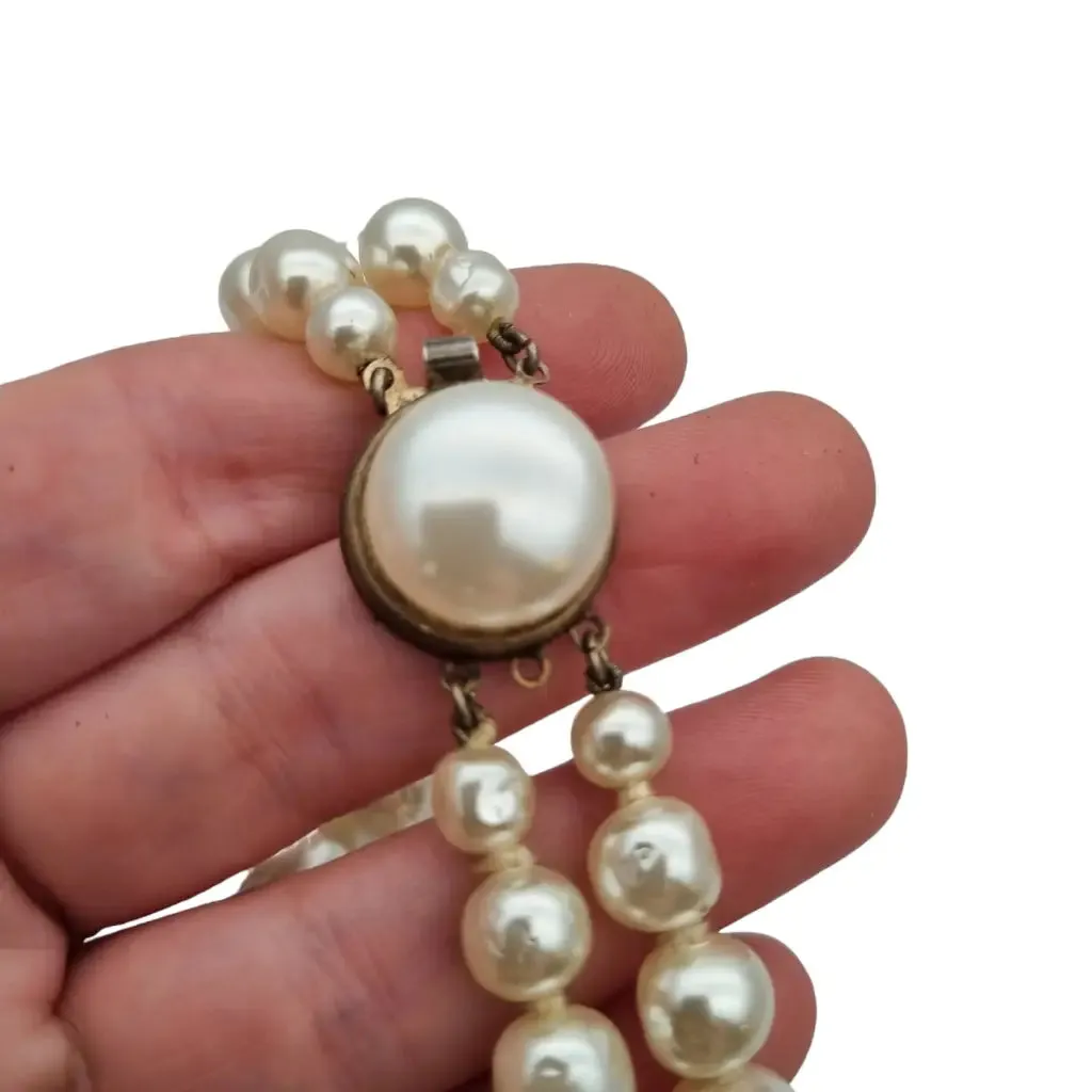 Large pearl necklace with 90s glamour, 2 rows and hook closure.