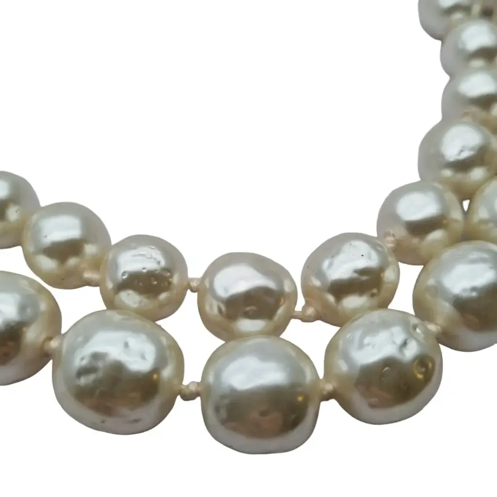 Large pearl necklace with 90s glamour, 2 rows and hook closure.