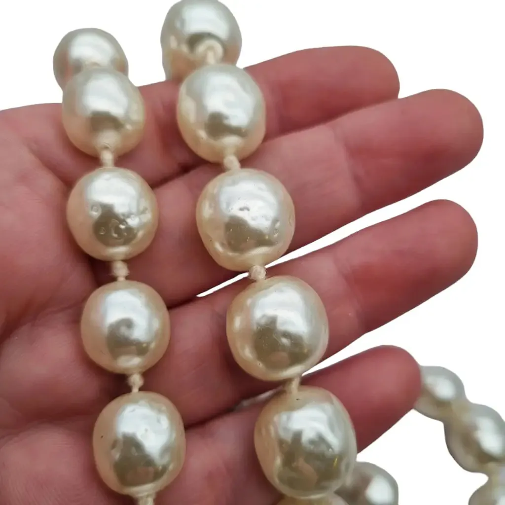 Large pearl necklace with 90s glamour, 2 rows and hook closure.