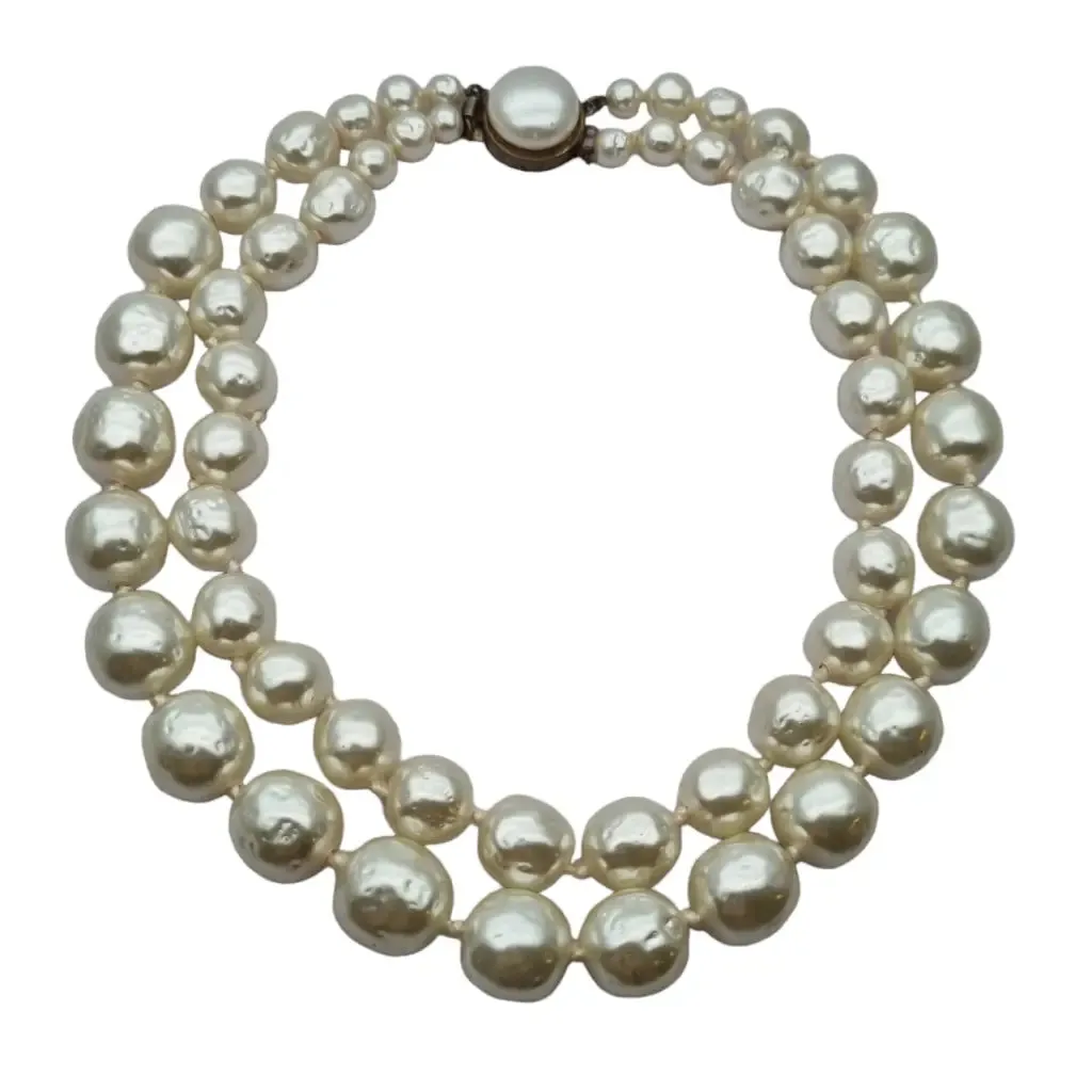 Large pearl necklace with 90s glamour, 2 rows and hook closure.