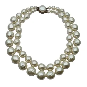 Large pearl necklace with 90s glamour, 2 rows and hook closure.