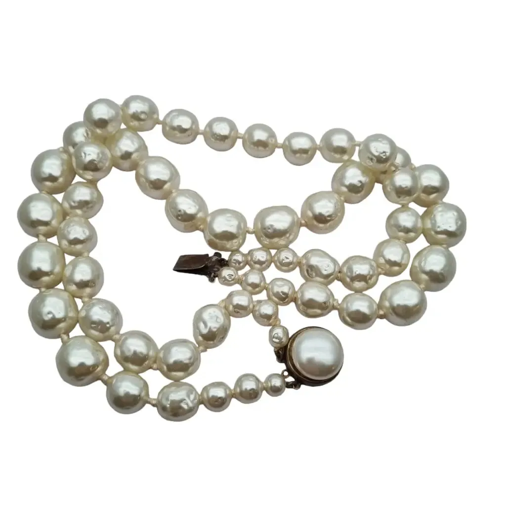 Large pearl necklace with 90s glamour, 2 rows and hook closure.