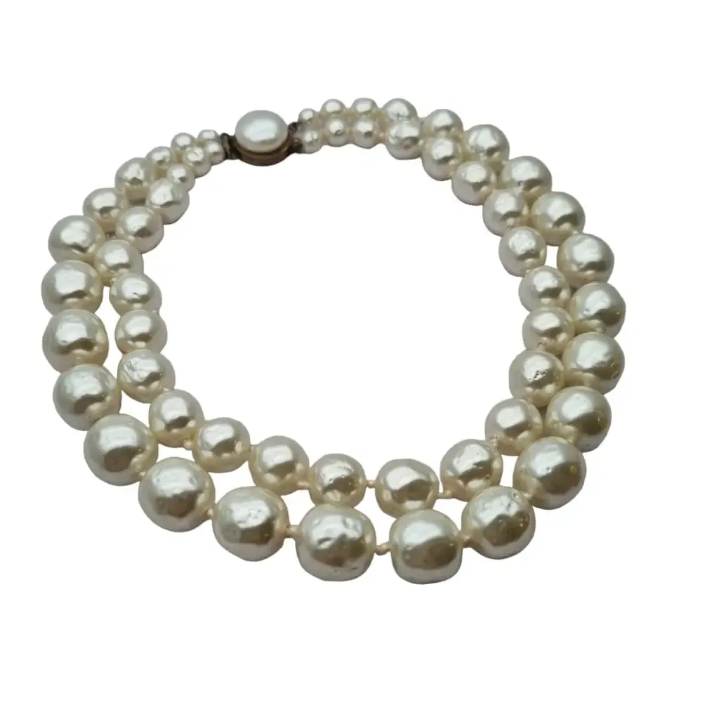 Large pearl necklace with 90s glamour, 2 rows and hook closure.