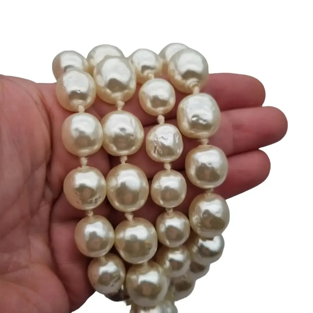 Large pearl necklace with 90s glamour, 2 rows and hook closure.