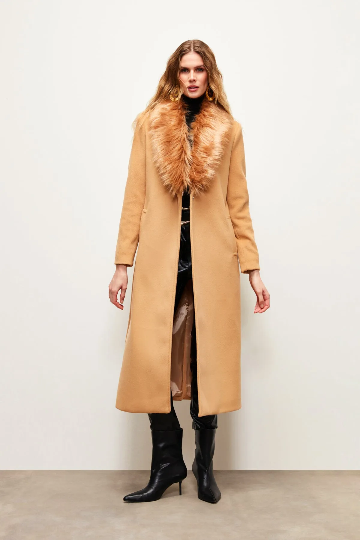 Long coat with collar fur -